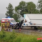Wypadek Łużna: samochód dostawczy zderzył się z samochodem ciężarowym.