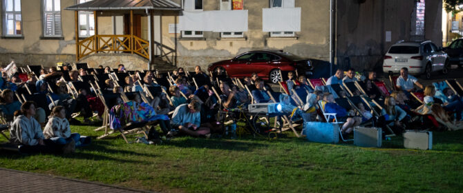 Mimo wielu wydarzeń w okolicy wybrali właśnie Łużną. Kino plenerowe przyciągnęło ponad 300 osób!